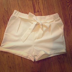 Laura’s Boutique: White shorts